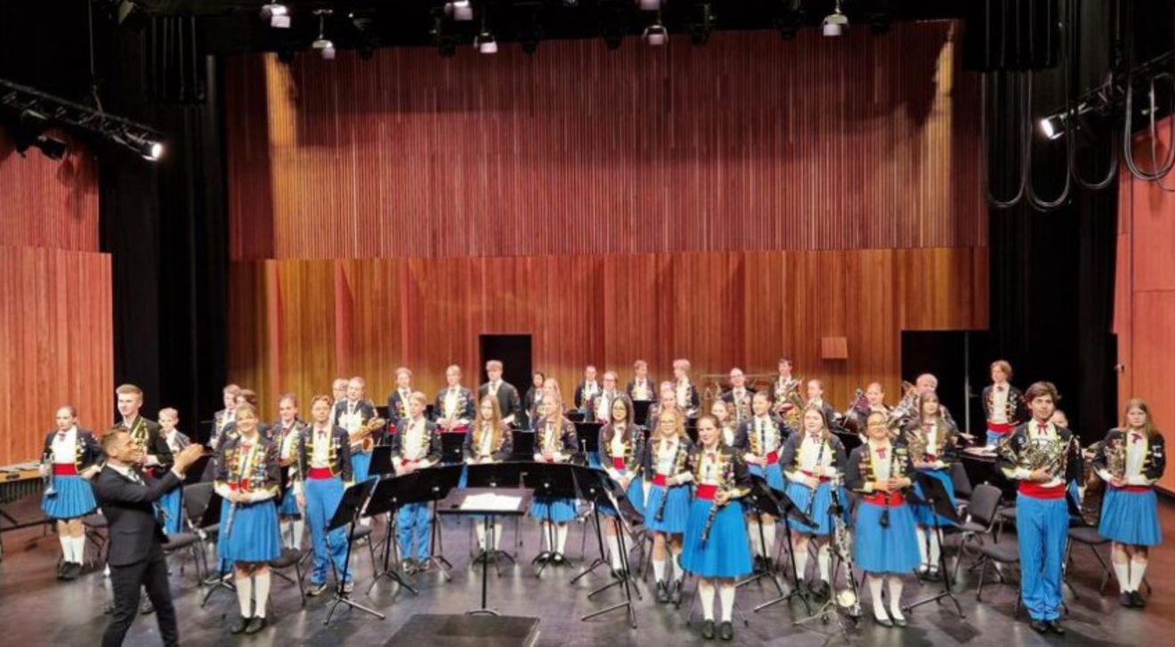 en gruppe mennesker som opptrer på scenen en gruppe mennesker som opptrer på scenen