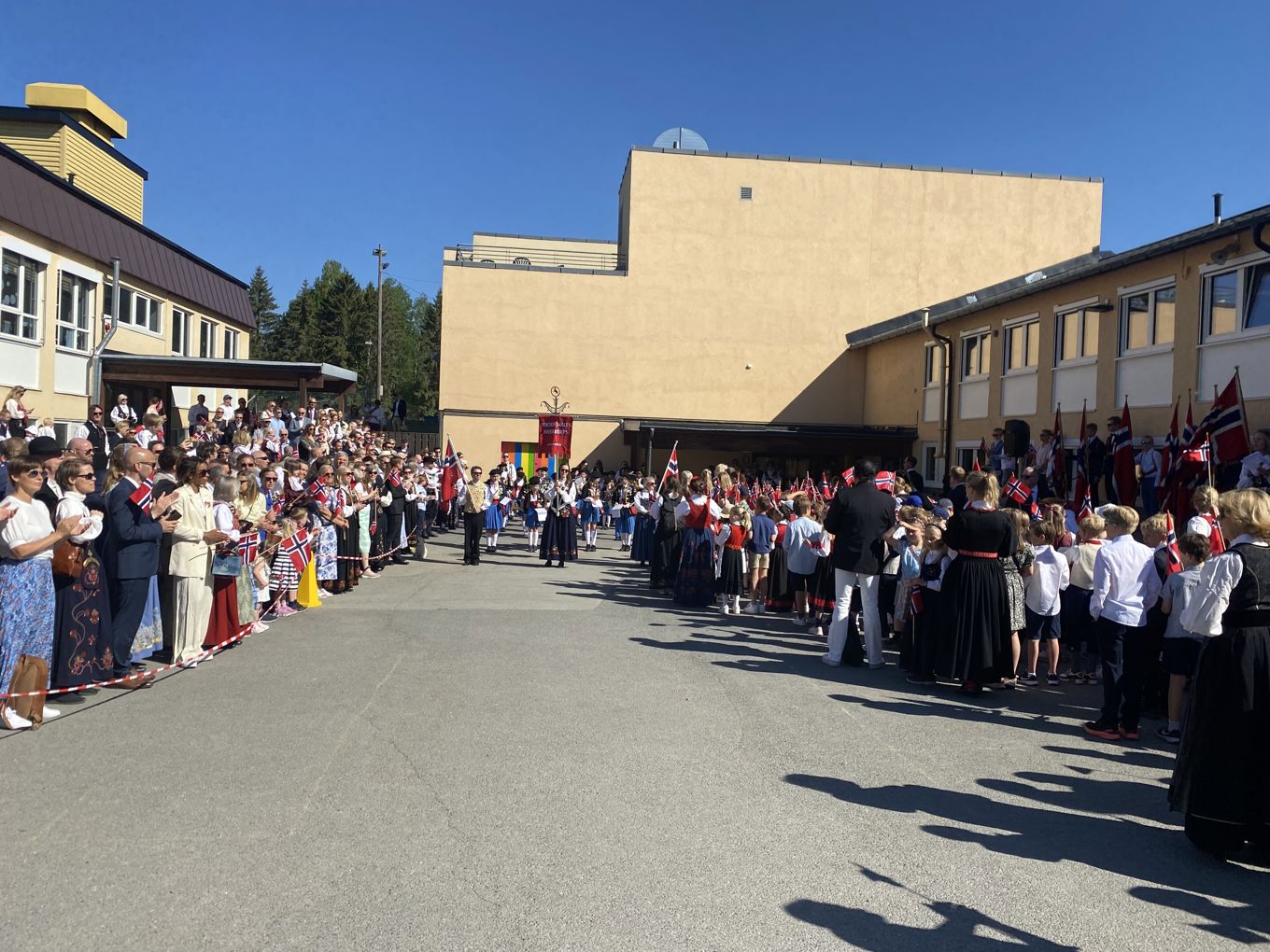 en gruppe mennesker som står utenfor