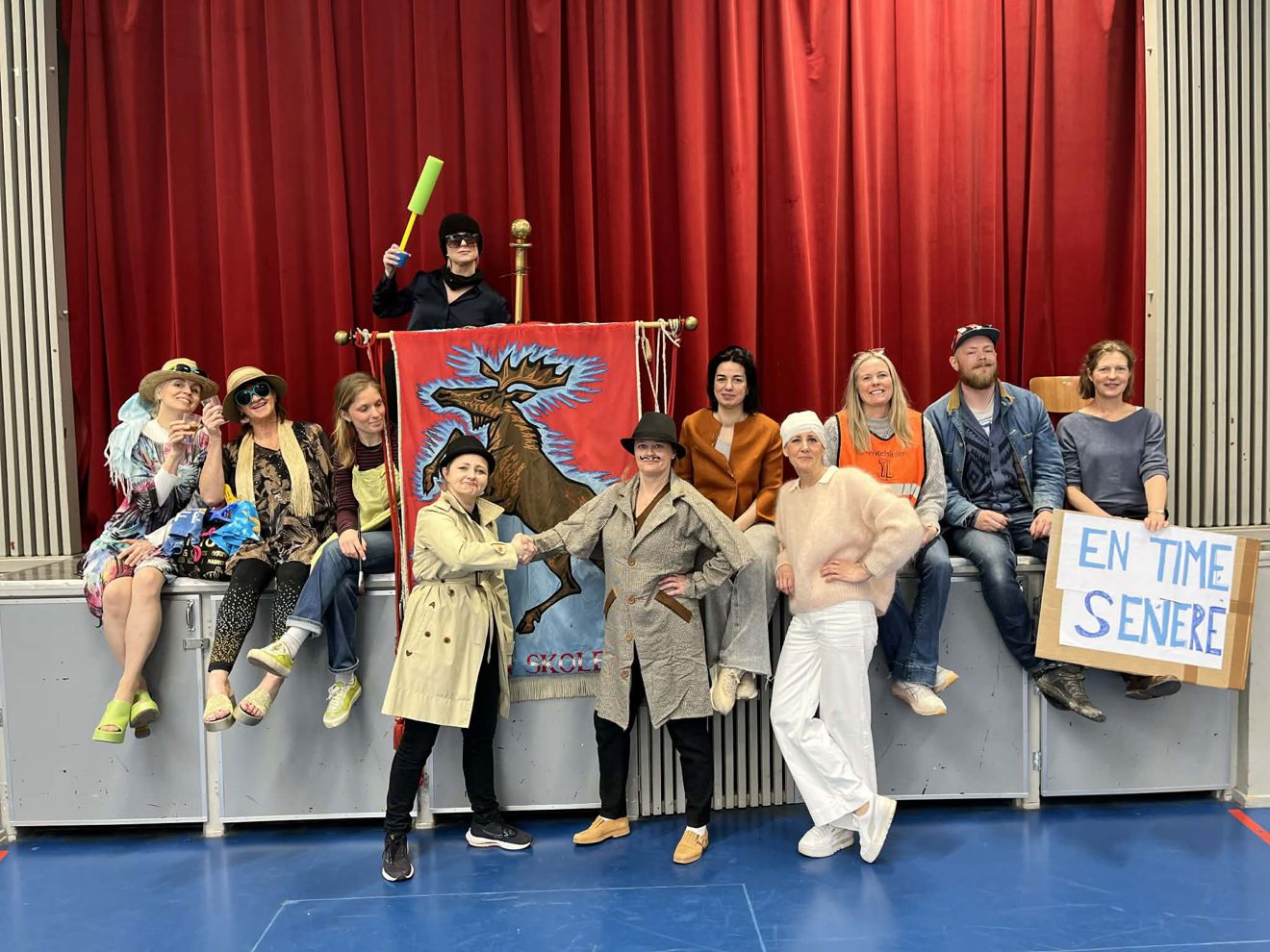 en gruppe mennesker på en scene