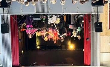 En gruppe mennesker på en scene med instrumenter