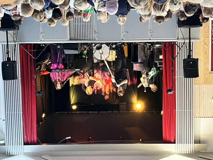 En gruppe mennesker på en scene med instrumenter