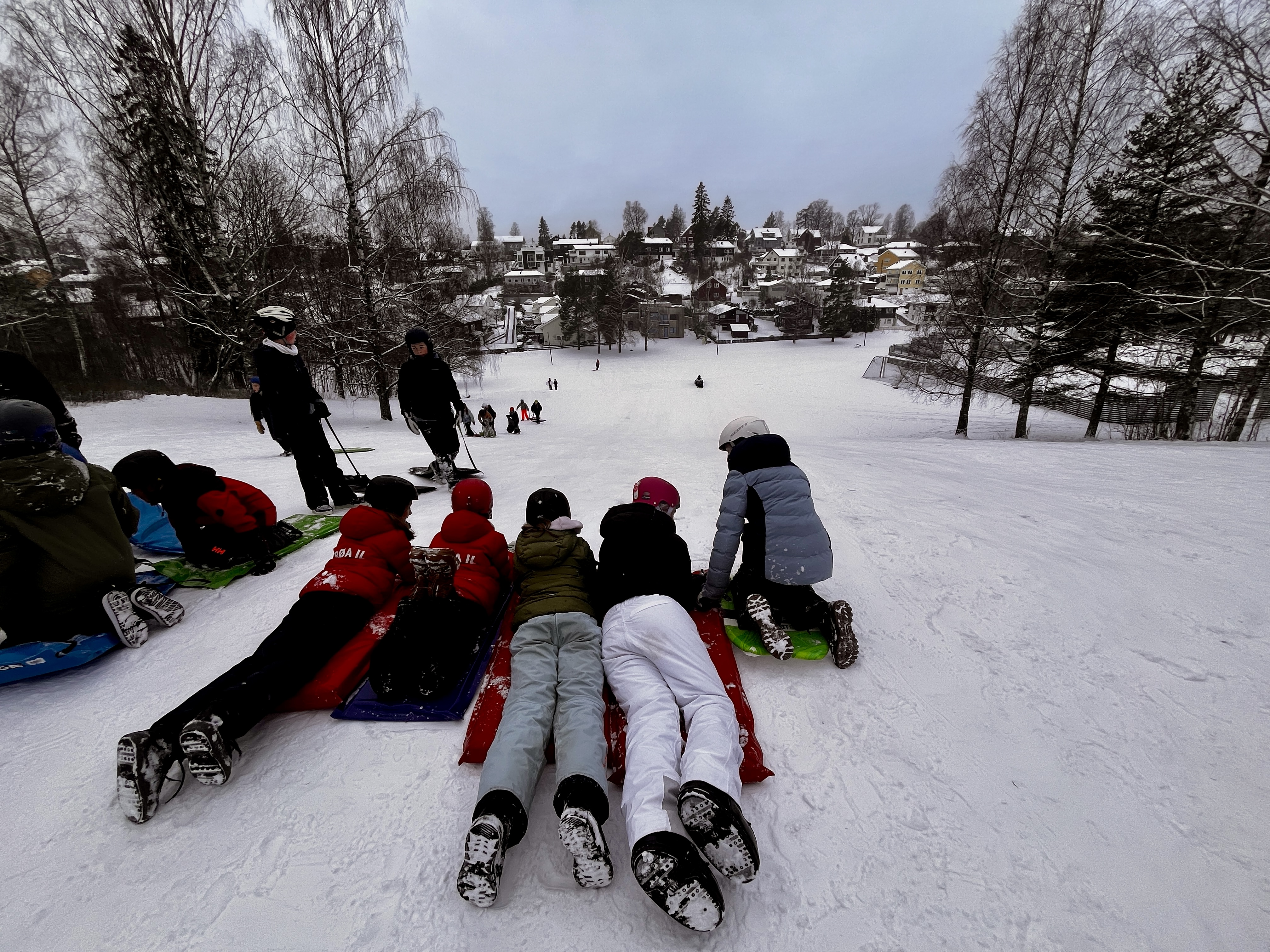 En gruppe mennesker som aker