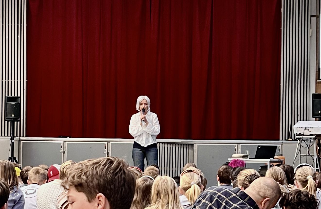 Hanne Kristin Rohde foran et publikum