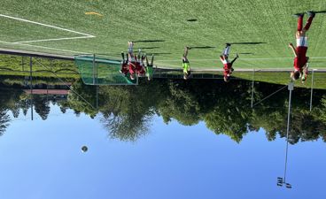En gruppe mennesker som spiller fotball