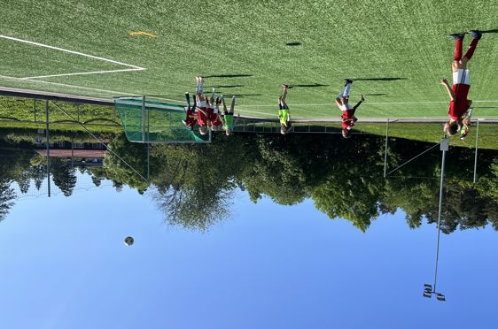 En gruppe mennesker som spiller fotball
