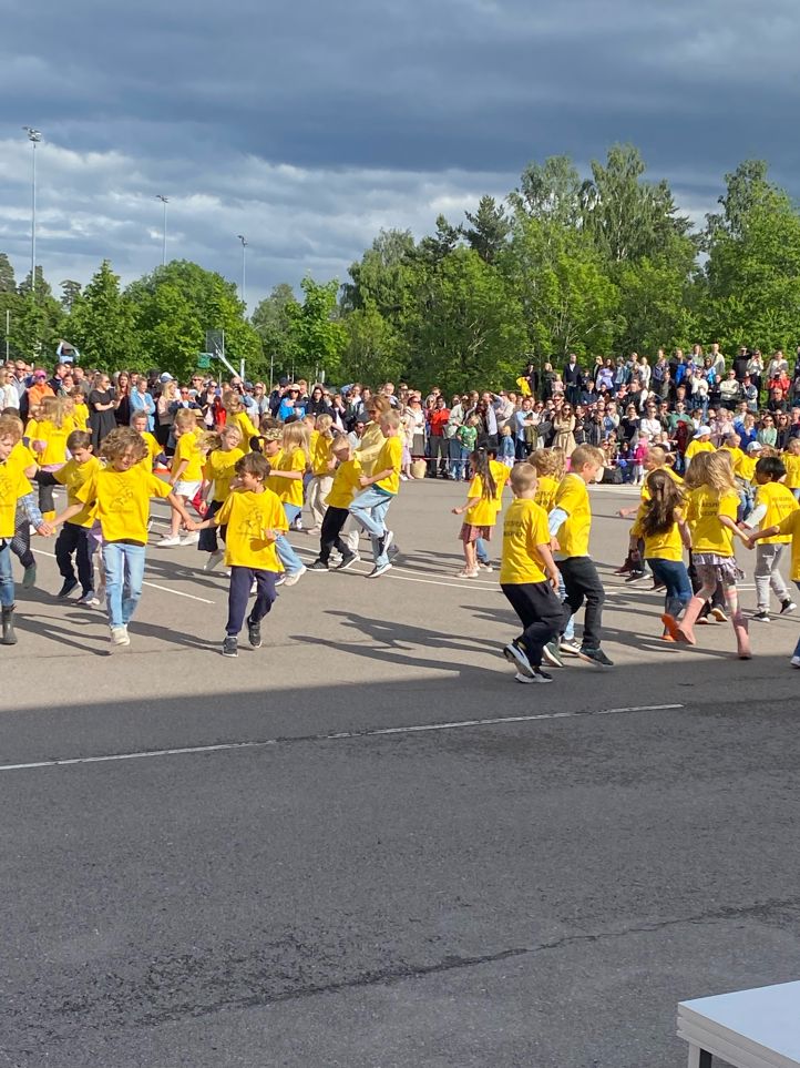 Foto: Cecilie Hem En gruppe mennesker som danser