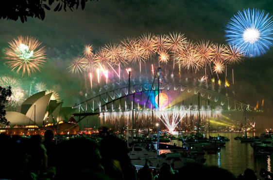 Fyrverkeri over Sydney Harbour Bridge og Operahuset 