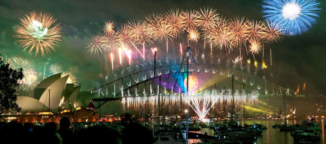 Foto: Hai Linh Truong. Lisens: CC BY 2.0 Fyrverkeri over Sydney Harbour Bridge og Operahuset