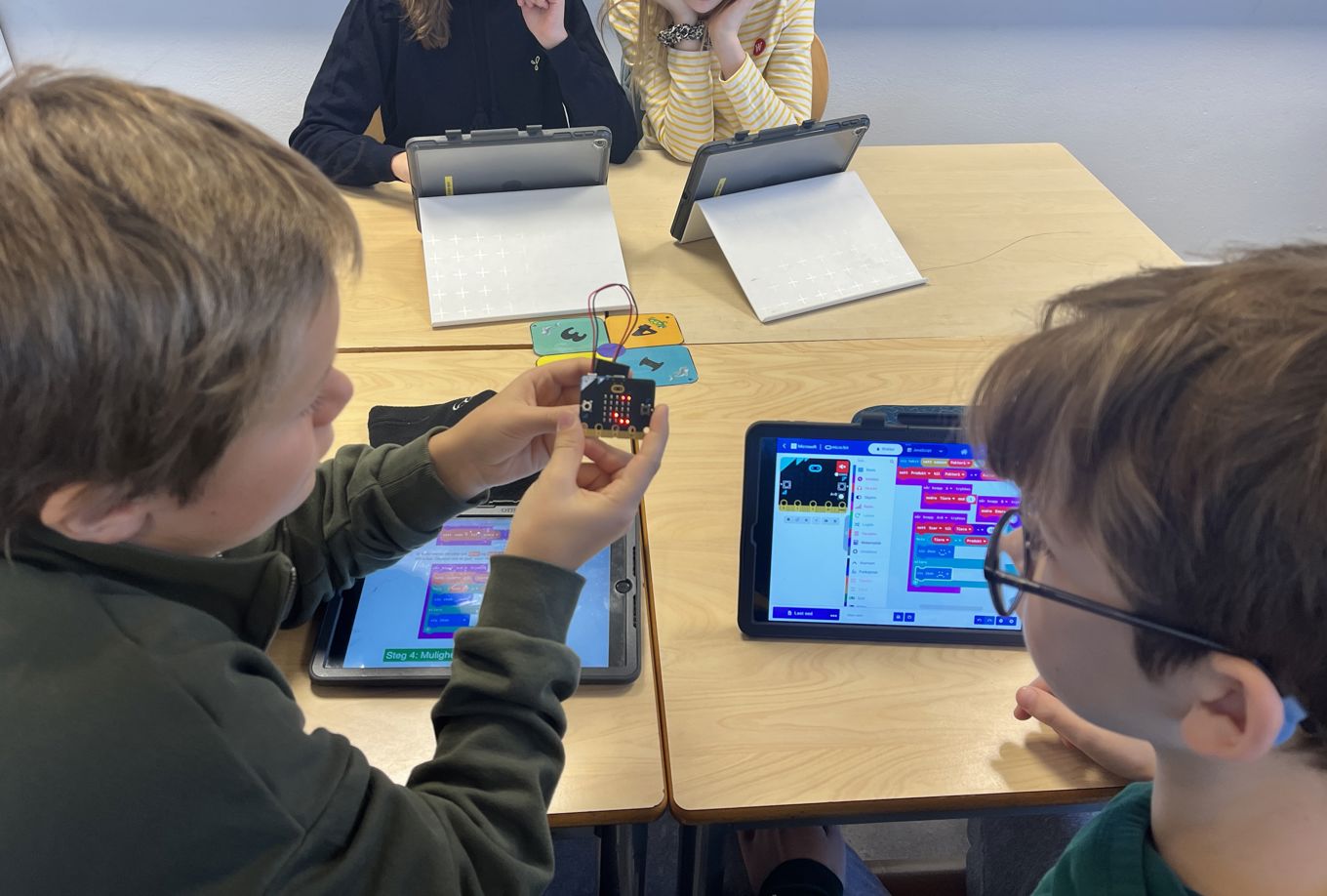 et par barn som koder microbit