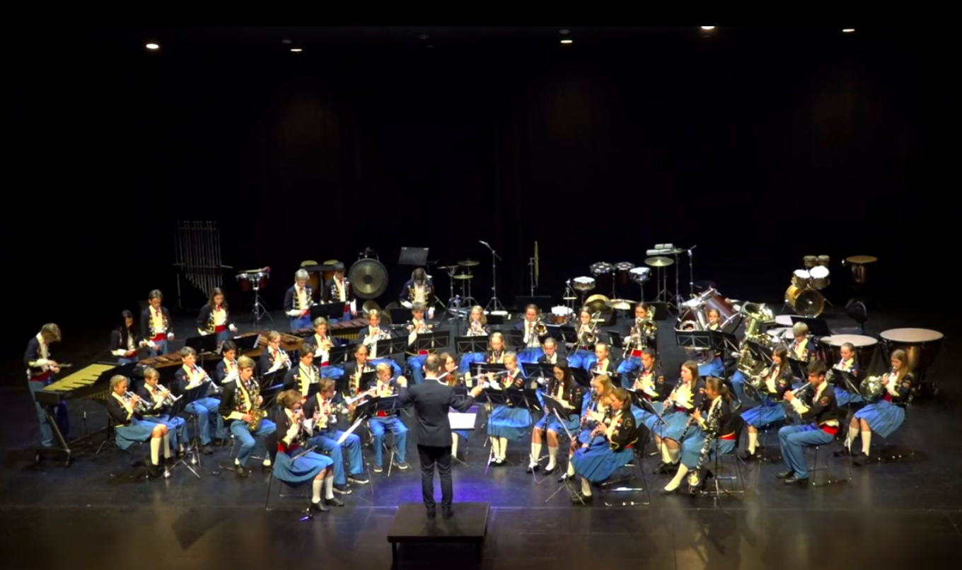 en gruppe mennesker som opptrer på scenen en gruppe mennesker som opptrer på scenen