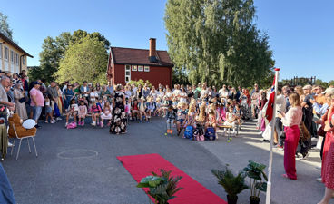 En gruppe mennesker samlet i skolegård