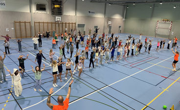 En gruppe mennesker som danser