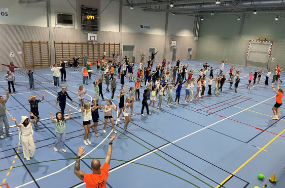 En gruppe mennesker som danser