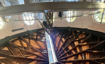 et stort tretak med noen få personer inne