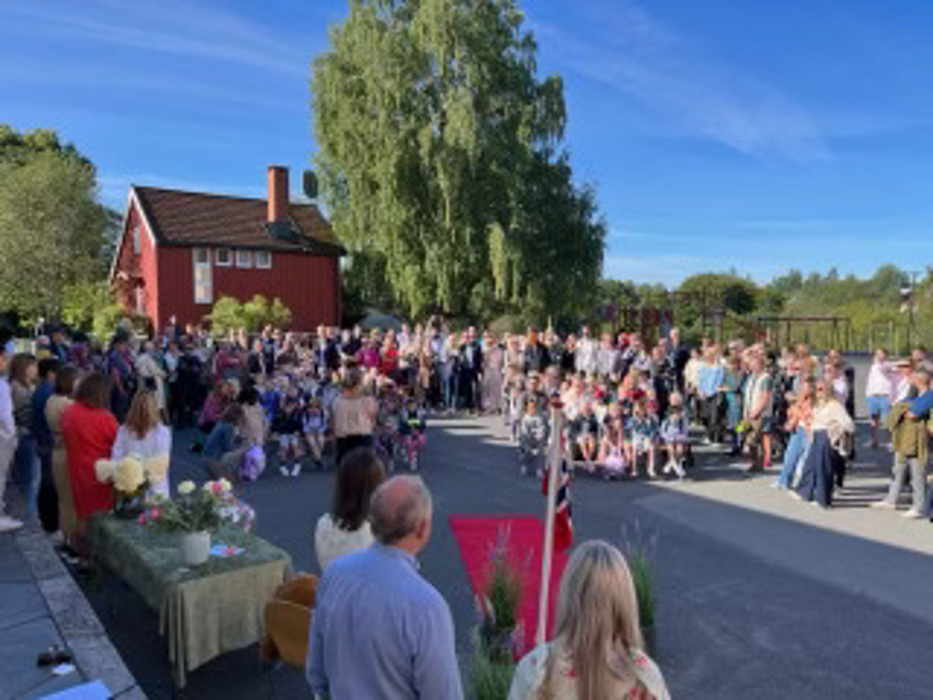 Foto: Natalija Protosevicha En stor gruppe mennesker samlet seg utenfor