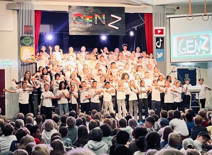 Hele 7.trinn synger foran resten av skolen
