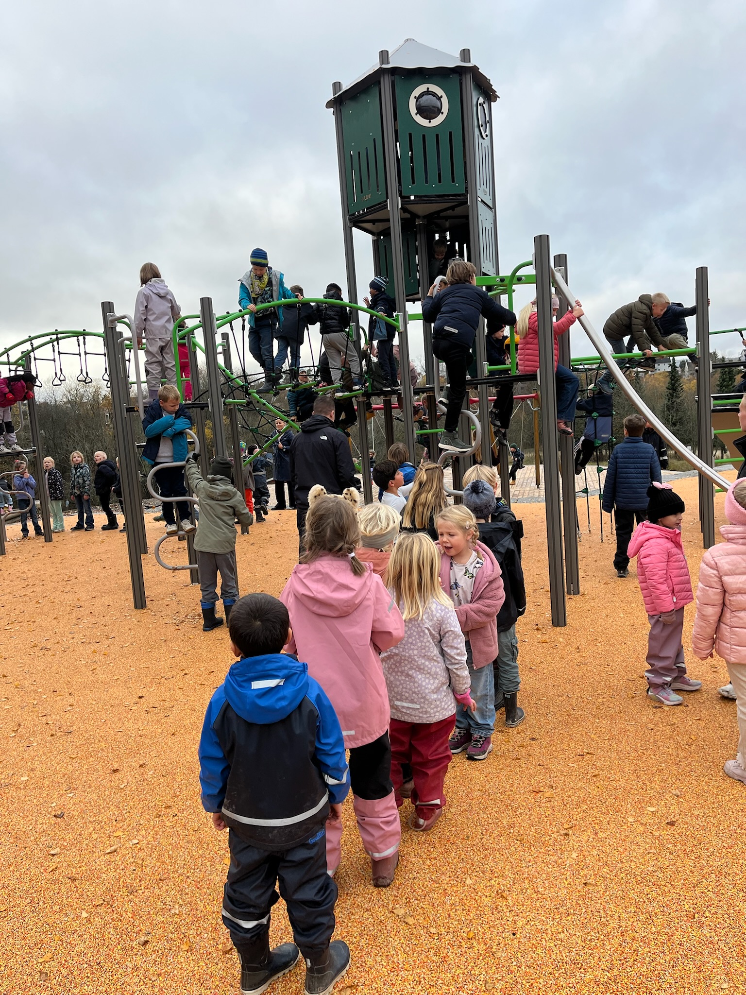 En gruppe mennesker på en lekeplass