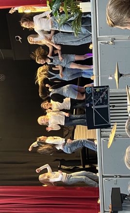 En gruppe personer som danser på en scene