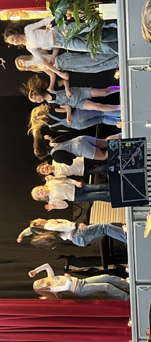 En gruppe personer som danser på en scene