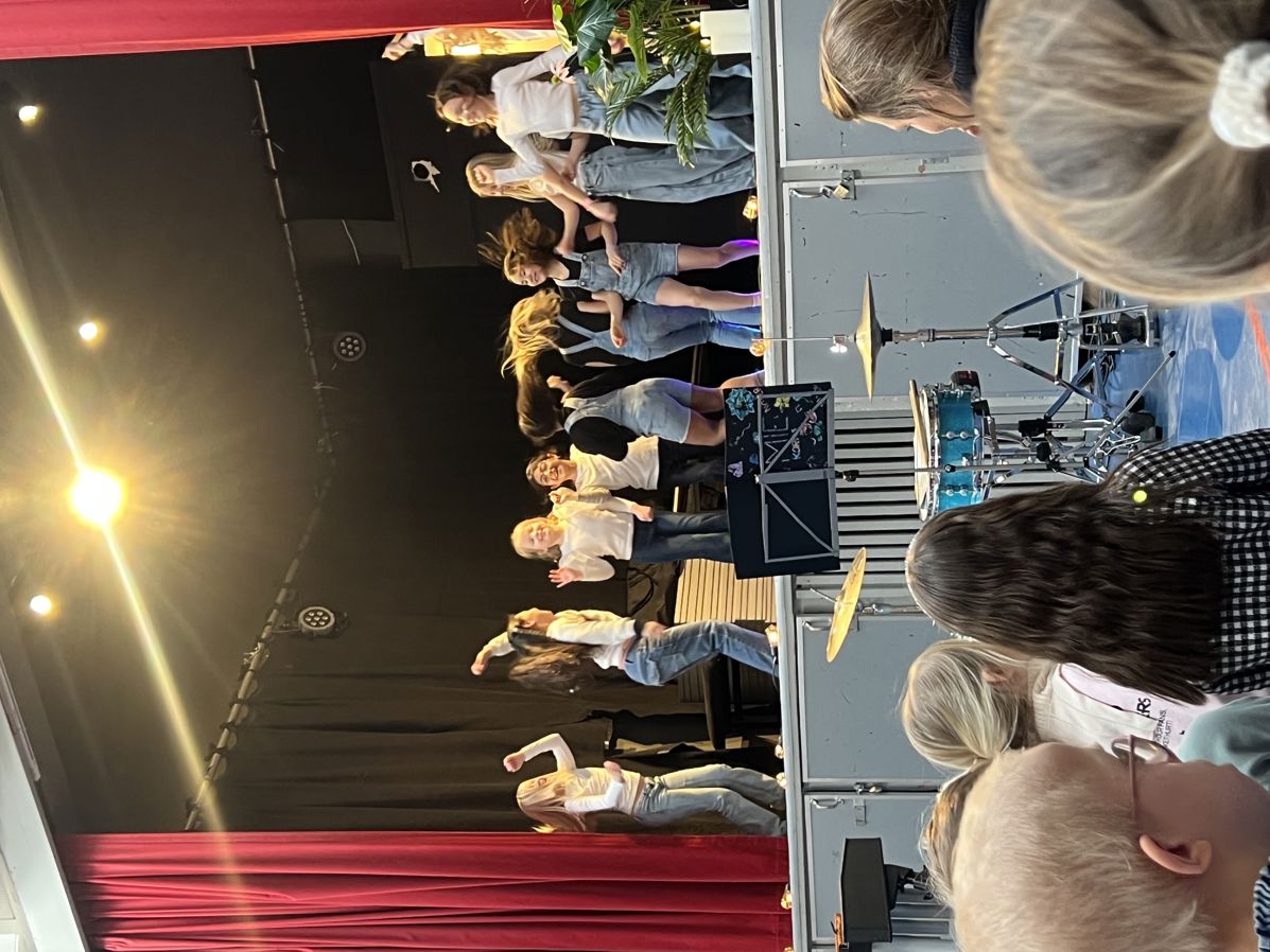 En gruppe personer som danser på en scene