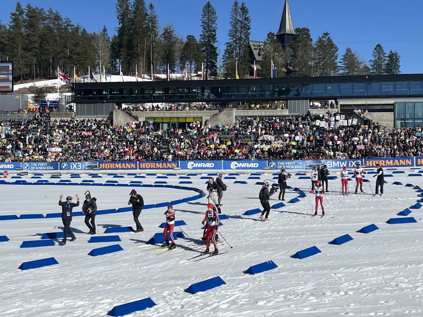 Deltakerne i Team Pølsa 2 som går på ski på Holmenkollen stadion