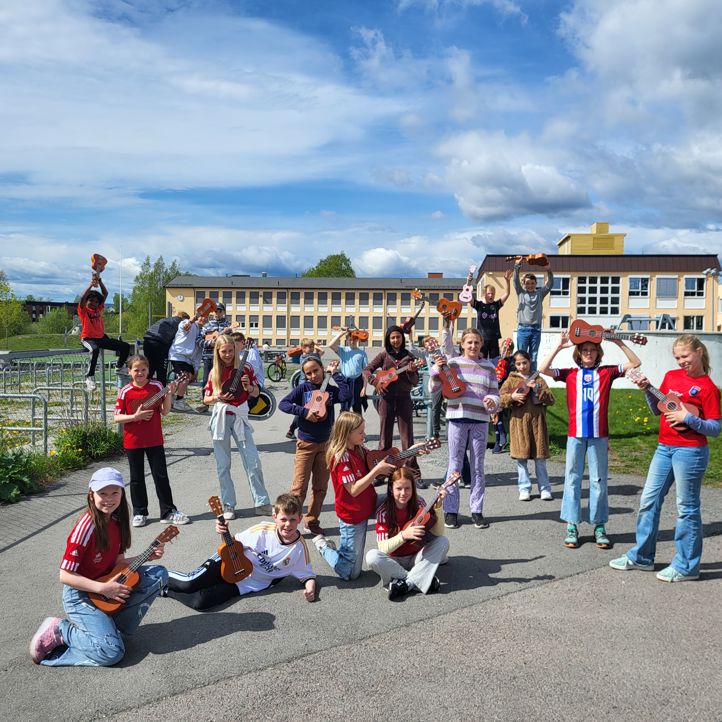 Foto: Camilla Torsæter en gruppe mennesker som poserer med ukulele