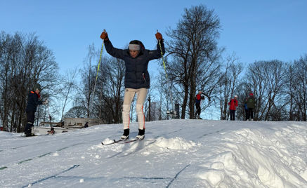 En person på ski som hopper