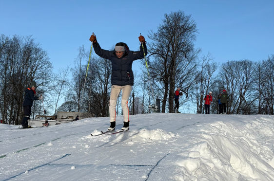 En person på ski som hopper