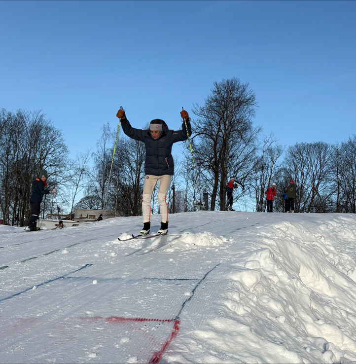En person på ski som hopper