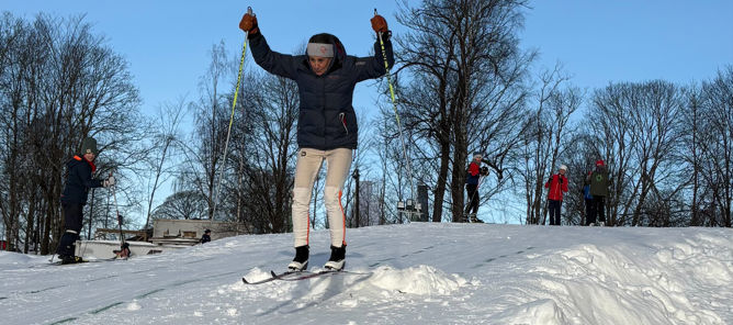Foto: Cecilie Hem En person på ski som hopper